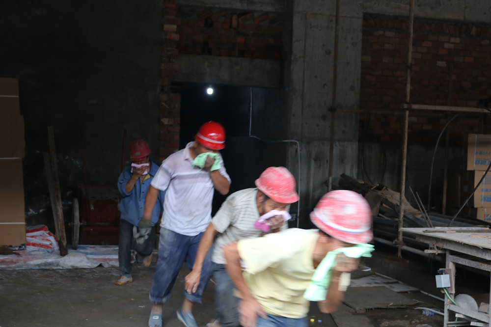 福建易順建筑工程有限公司“東升商城”工程2017年度《安全生產(chǎn)月》消防、救援應(yīng)急演練