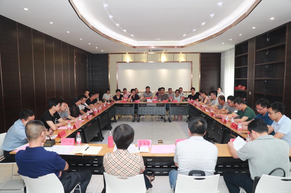 由（縣委常委、政法委書記）官雄主持、黃美萍（縣委書記）蘇建旗（縣長(zhǎng)）參加“村企結(jié)對(duì)、真情幫扶”簽約授牌儀式、