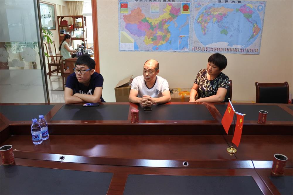 知識(shí)改變?nèi)说拿\(yùn)，公司職工子女考上大學(xué) 單位頒發(fā)助學(xué)金