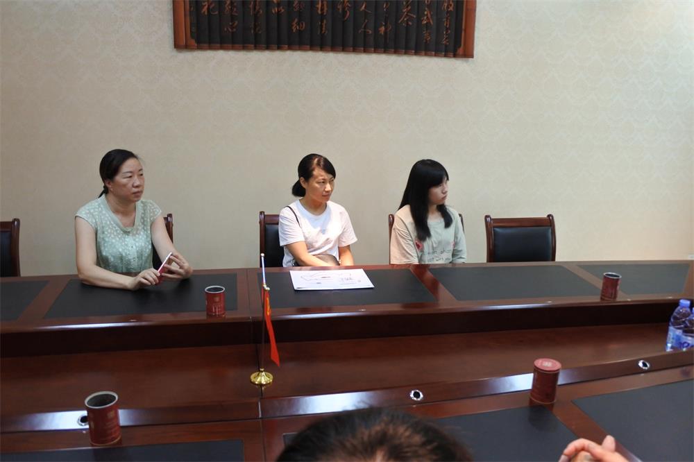 知識(shí)改變?nèi)说拿\(yùn)，公司職工子女考上大學(xué) 單位頒發(fā)助學(xué)金