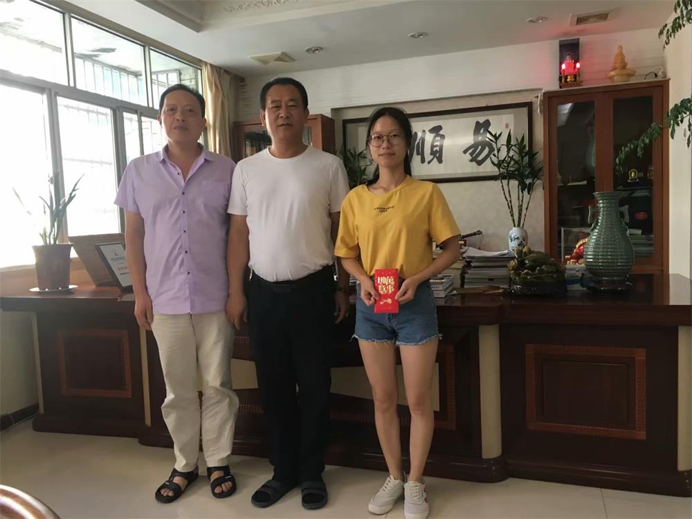 知識(shí)改變?nèi)说拿\(yùn)，公司職工子女考上大學(xué) 單位頒發(fā)助學(xué)金