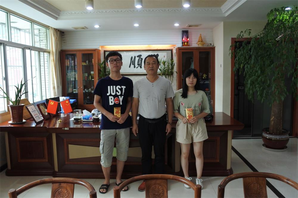 知識(shí)改變?nèi)说拿\(yùn)，公司職工子女考上大學(xué) 單位頒發(fā)助學(xué)金