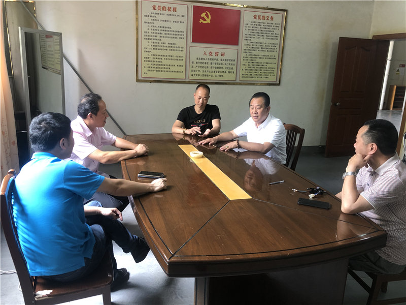 縣企聯(lián)會常務(wù)副會長、秘書長、松源商會會長李易順帶隊(duì)走訪企業(yè)