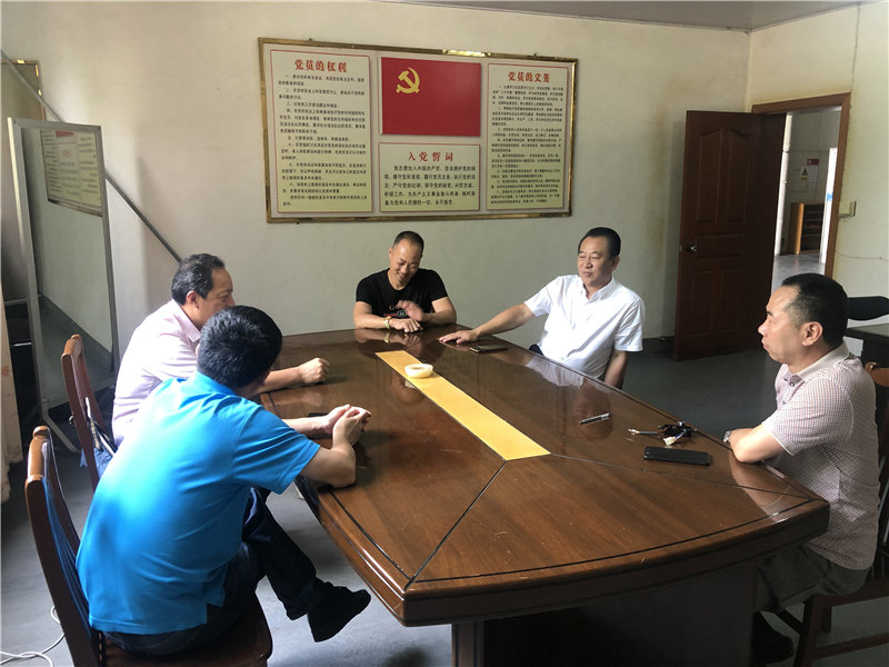 縣企聯(lián)會常務(wù)副會長、秘書長、松源商會會長李易順帶隊(duì)走訪企業(yè)