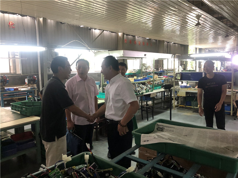 縣企聯(lián)會常務(wù)副會長、秘書長、松源商會會長李易順帶隊(duì)走訪企業(yè)