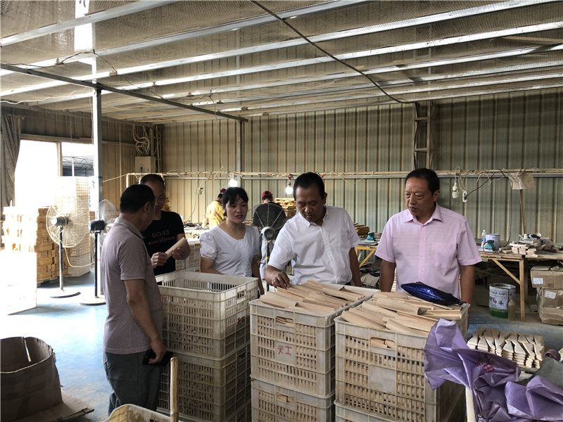 縣企聯(lián)會常務(wù)副會長、秘書長、松源商會會長李易順帶隊(duì)走訪企業(yè)