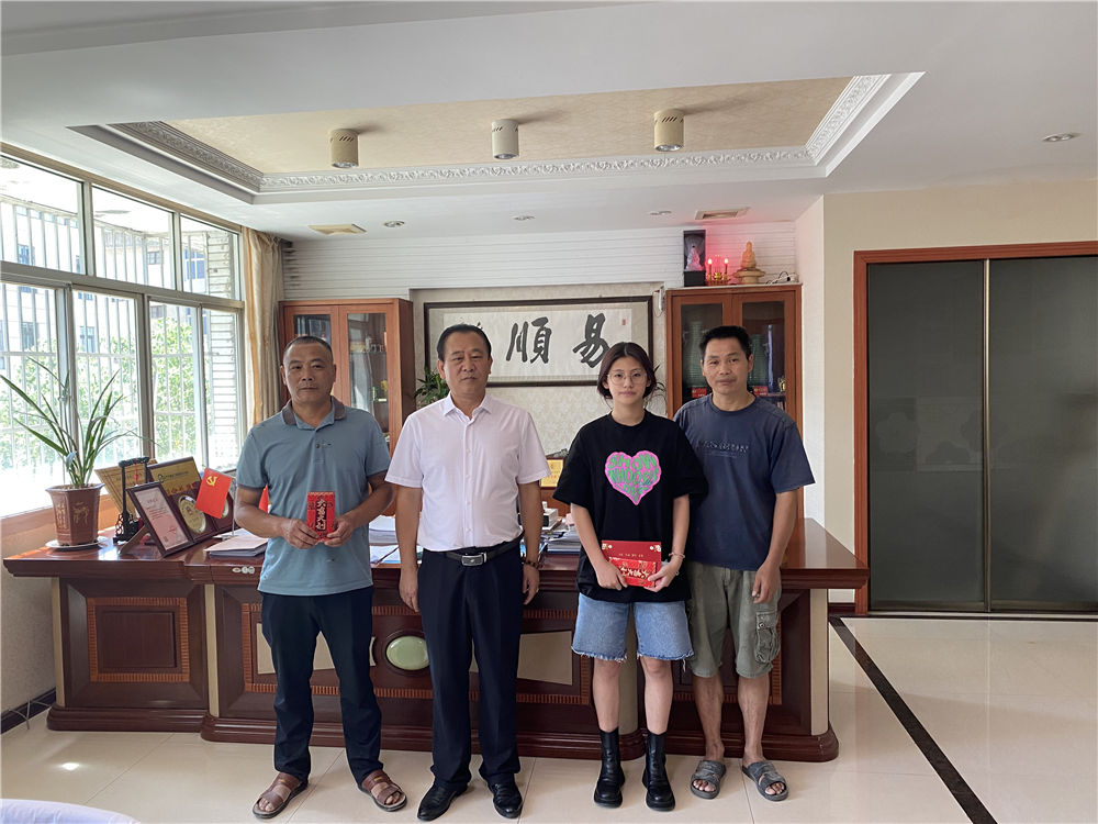 “關(guān)愛(ài)員工,情系學(xué)子”易順公司董事長(zhǎng)為員工子女發(fā)放助學(xué)金