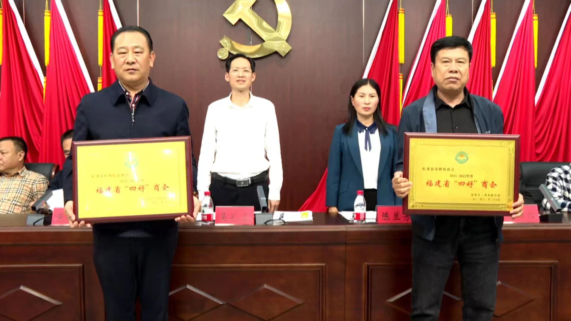 易順建工集團董事長李易順作為松溪街道商會代表領(lǐng)取2021-2022年度福建省“四好”商會榮譽獎項。
