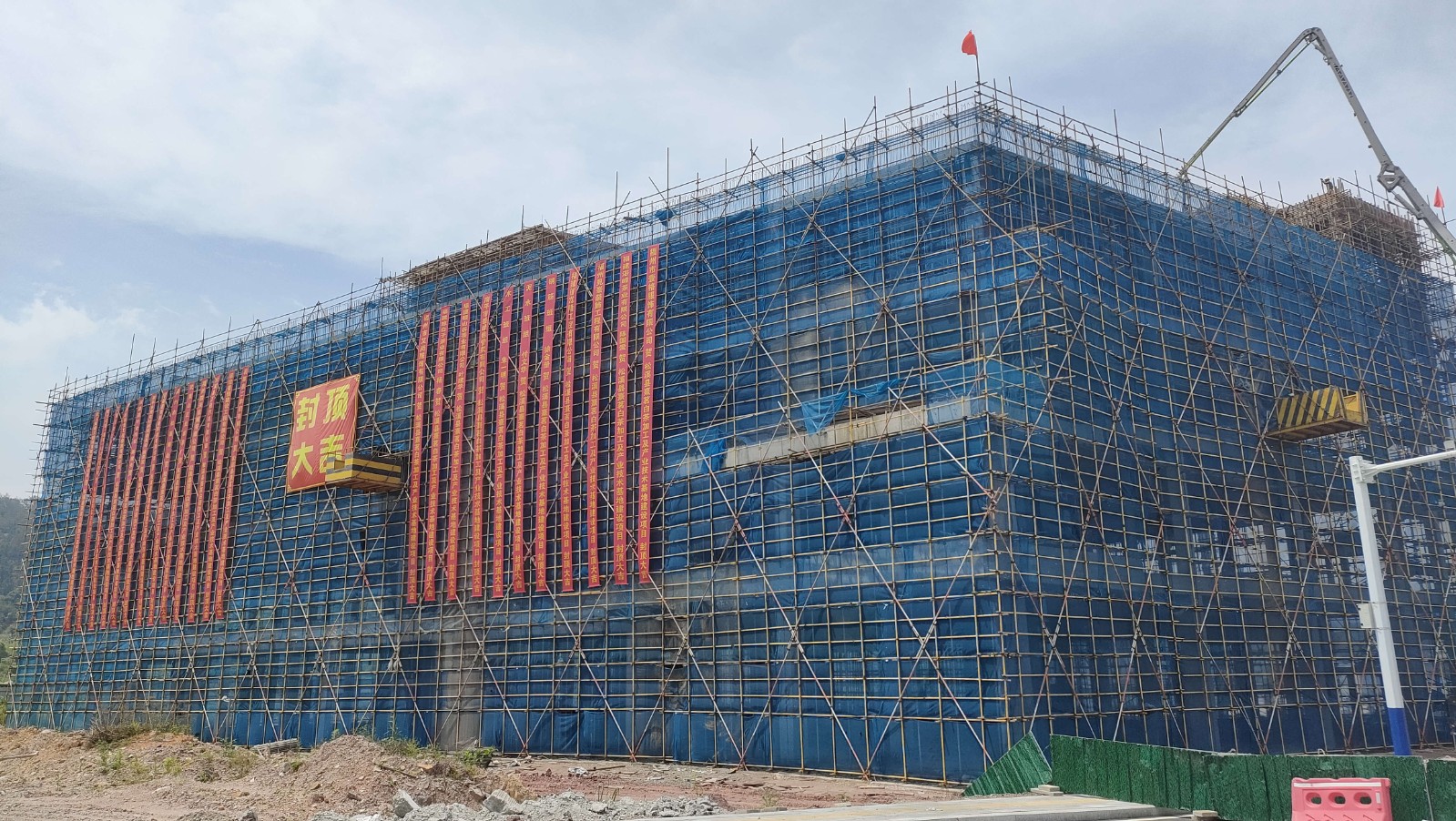 易順建工集團(tuán)有限公司承建的熹茗白茶加工及產(chǎn)業(yè)技術(shù)基地建設(shè)項(xiàng)目一期工程順利封頂！