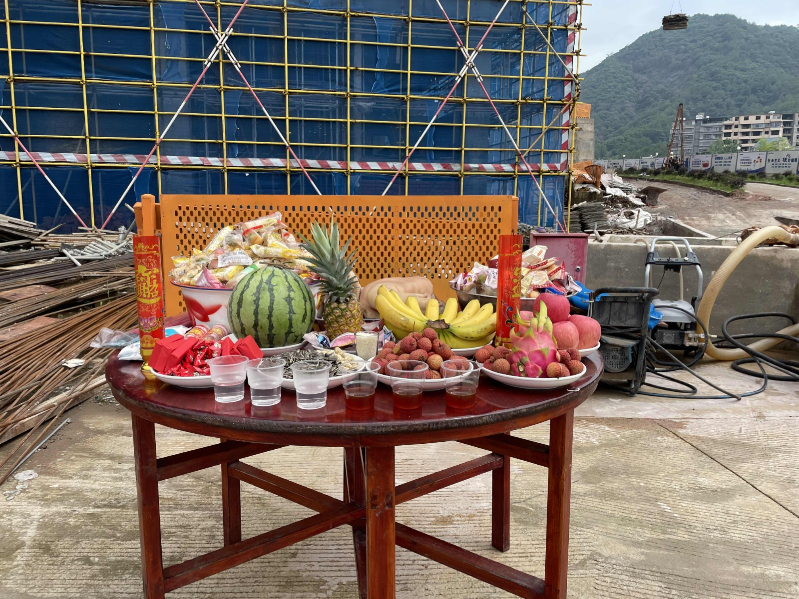 易順建工集團有限公司承建的福建松溪經(jīng)濟開發(fā)區(qū)東園新型紡織專業(yè)園標準化廠房項目一期工程順利封頂！