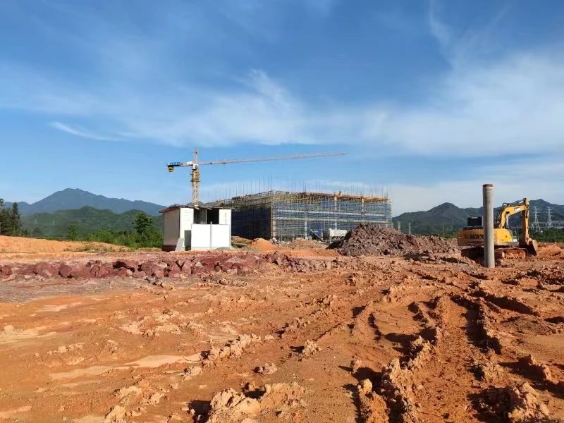易順建工加速三和循環(huán)經(jīng)濟產(chǎn)業(yè)園建設(shè):標(biāo)準(zhǔn)化廠房雛形顯現(xiàn)