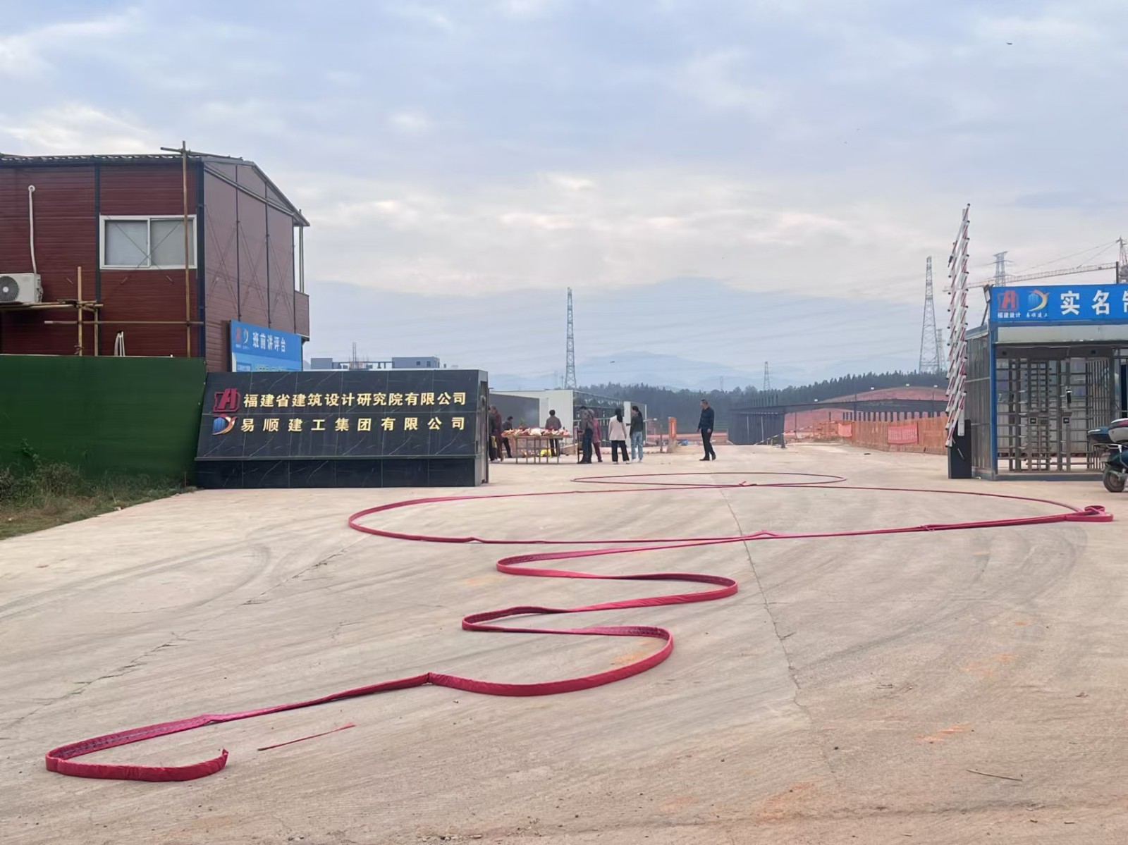易順建工集團(tuán)有限公司承建的松溪縣三和循環(huán)經(jīng)濟(jì)產(chǎn)業(yè)園標(biāo)準(zhǔn)化廠房和基礎(chǔ)設(shè)施提升項(xiàng)目——標(biāo)準(zhǔn)化廠房建設(shè)項(xiàng)目封頂大吉!